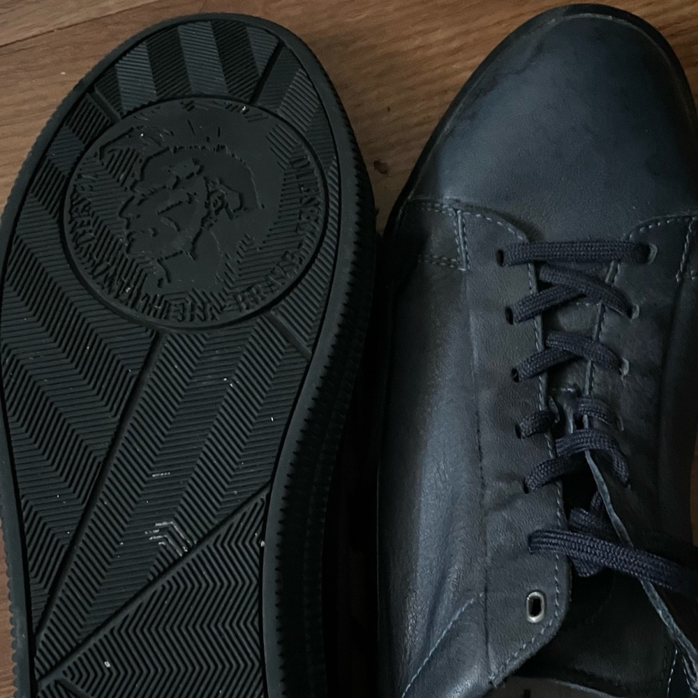 Sneakers - Picture 2 of 4